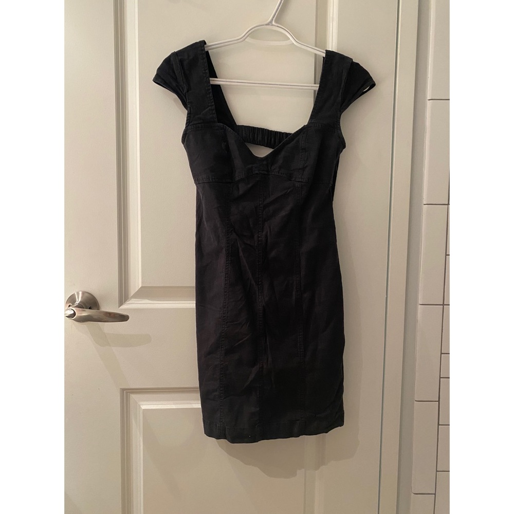 Black cap-sleeve linen dress